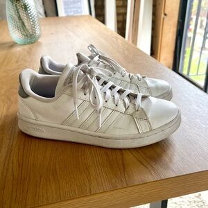 ADIDAS Women’s Sneakers sz 8